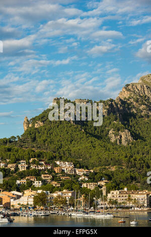 Port de Soller è una base popolare per le escursioni nelle montagne Tramuntana Foto Stock