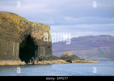 La bocca di Fingal's Cave, staffa, Isola di Mull in distanza, Ebridi Interne, Scotland, Regno Unito, Europa Foto Stock