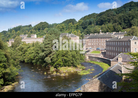Vista della città di New Lanark, Sito Patrimonio Mondiale dell'UNESCO, e il fiume Clyde, Lanarkshire, Scotland, Regno Unito, Euope Foto Stock