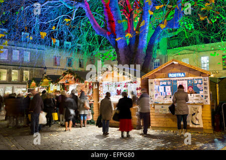 Vasca da bagno Mercatino di Natale di Abbey Green di notte, bagno, Somerset, Inghilterra, Regno Unito, Europa Foto Stock