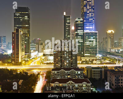 Nel distretto Jing An di notte, Shanghai, Cina Foto Stock