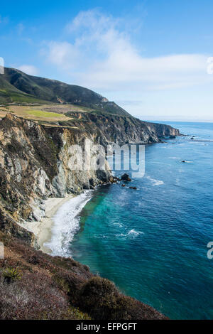 La costa rocciosa del Big Sur vicino Ponte Bixby, CALIFORNIA, STATI UNITI D'AMERICA Foto Stock