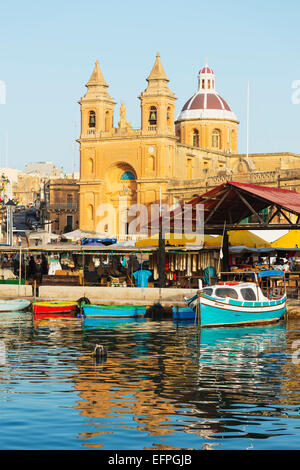 La Chiesa di Nostra Signora di Pompei (Marsaxlokk chiesa), il porto di Marsaxlokk, Malta, Mediterraneo, Europa Foto Stock