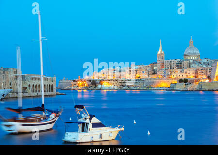 Cattedrale Anglicana di San Paolo e la chiesa del Carmine, La Valletta, Malta, Mediterraneo, Europa Foto Stock