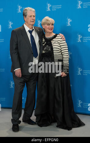 Musicista Brian Wilson (Beach Boys) e moglie Melinda Ledbetter assiste il photocall di amore e misericordia durante il sessantacinquesimo International Festival del Cinema di Berlino, Berlinale, presso l'Hotel Hyatt di Berlino in Germania, il 08 febbraio 2015. Foto: Lukas Schulze/dpa Foto Stock