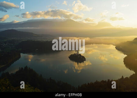 Il lago di Bled (Blejsko jezero), di Bled e sulle Alpi Giulie, Slovenia, Europa Foto Stock