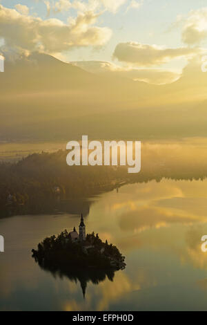 Il lago di Bled (Blejsko jezero), di Bled e sulle Alpi Giulie, Slovenia, Europa Foto Stock