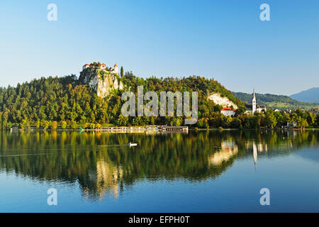 Il castello di Bled, il lago di Bled (Blejsko jezero), di Bled e sulle Alpi Giulie, Slovenia, Europa Foto Stock