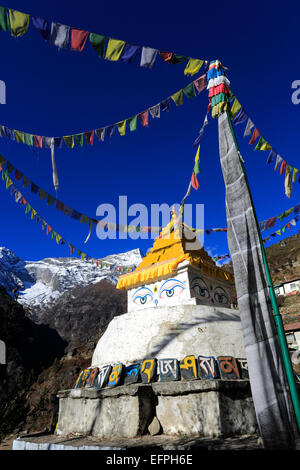 Stupa buddhisti, Namche Bazar village, campo base Everest trek, Solukhumbu quartiere, regione di Khumbu, Nepal orientale, Asia. Foto Stock