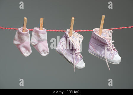 Bambina scarpe e calze sulla stendibiancheria Foto Stock