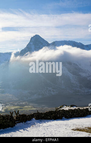 Basse nubi curling attorno al monte Tryfan sopra Ogwen valle durante un'inversione della temperatura nelle montagne di Snowdonia, Galles del Nord, Regno Unito Foto Stock
