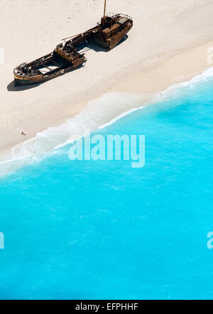 Donna di disegno di un cuore sulla spiaggia di Zante vicino naufragata la nave, ZANTE, ISOLE GRECHE, Grecia, Europa Foto Stock