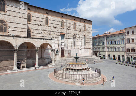 Fontana Maggiore e il Duomo in Piazza IV Novembre, Perugia, Umbria, Italia, Europa Foto Stock