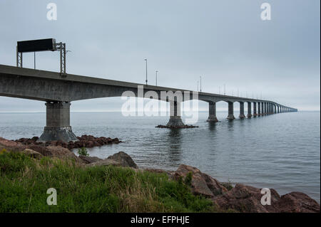 Confederazione ponte che collega New Brunswick con Prince Edward Island, Canada, America del Nord Foto Stock