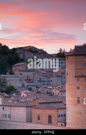 Vista di Urbino, Sito Patrimonio Mondiale dell'UNESCO, al tramonto, Le Marche, Italia, Europa Foto Stock