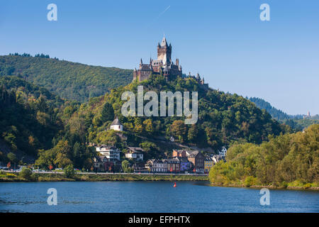 Il castello imperiale e la città di Cochem sul fiume Moselle, Valle della Mosella, Renania-Palatinato, Germania, Europa Foto Stock