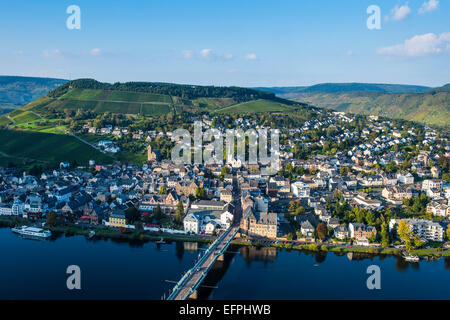 Vista su Traben-Trabach e il fiume Moselle, Valle della Mosella, Renania-Palatinato, Germania, Europa Foto Stock