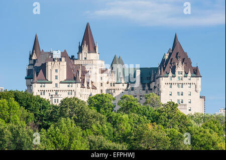 Vista sul Chateau Laurier da Nepean punto, Ottawa, Ontario, Canada, America del Nord Foto Stock