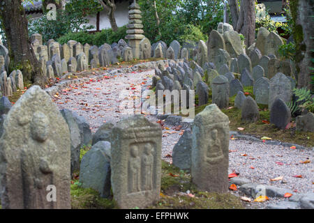 Pietre sacre al tempio Gangoji, Sito Patrimonio Mondiale dell'UNESCO, Nara, Kansai, Giappone, Asia Foto Stock