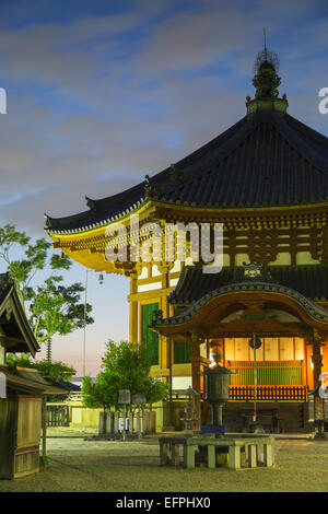 Pagoda al Tempio di Kofuku-ji al crepuscolo, Sito Patrimonio Mondiale dell'UNESCO, Nara, Kansai, Giappone, Asia Foto Stock