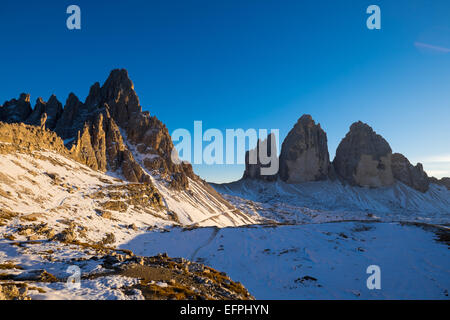 Tre Cime di Lavaredo e il Monte Paterno, Auronzo, Belluno, Veneto, Dolomiti, Italia, Europa Foto Stock