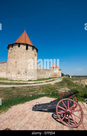 Il vecchio cannone di fronte alla fortezza di centinatura a Bender, Repubblica della Transnistria, Moldavia, Europa Foto Stock