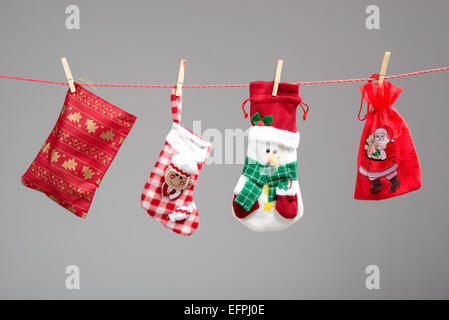 Vestiti del bambino e buste regalo su sfondo lucido Foto stock - Alamy