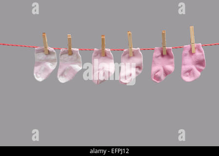 Baby girl calze sulla stendibiancheria Foto Stock