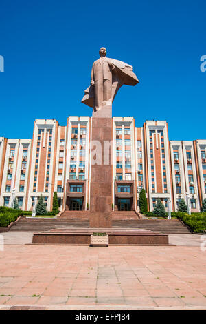 Transnistria edificio del Parlamento di Tiraspol con una statua di Vladimir Lenin davanti, Transnistria, Moldavia, Europa Foto Stock