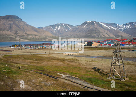 Vista su Longyearbyen, Spitsbergen, Svalbard artico, Norvegia, Scandinavia, Europa Foto Stock