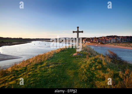 San Cutberto trasversale della Chiesa sulla collina e Alnmouth al tramonto, Northumberland, England, Regno Unito, Europa Foto Stock