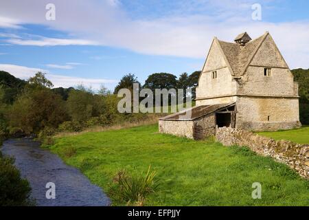 Una pietra del sedicesimo secolo Colombaia, Fiume Windrush, Naunton, Cotswolds. Gloucestershire, England, Regno Unito, Europa Foto Stock