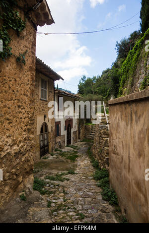 Deia è un po' villaggio situato nelle montagne Tramuntana sulla costa nord ovest di Maiorca Foto Stock