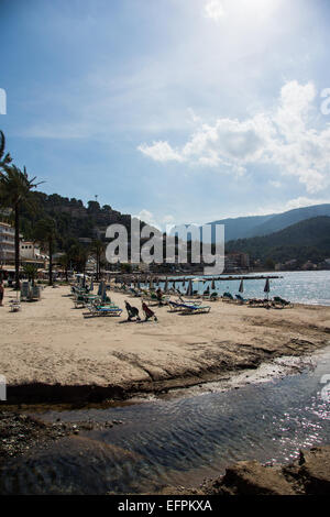Port de Soller è una base popolare per le escursioni nelle montagne Tramuntana Foto Stock