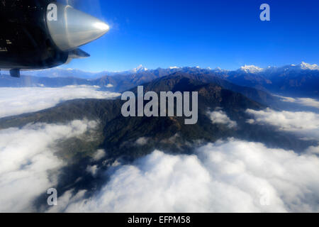 Vista da un aeroplano ad elica finestra, battenti a Lukla Tenzing Hillary aeroporto con il drammatico Himalaya, Himalaya, Foto Stock