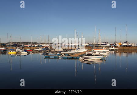 Barche nel porto di Tayport Fife Scozia Febbraio 2015 Foto Stock