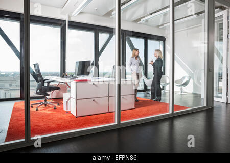 Donne mature parlano in ufficio Foto Stock