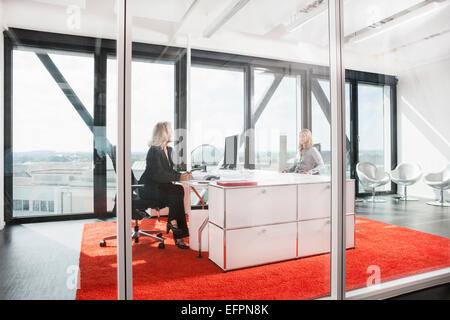 Due donne che lavorano in ufficio Foto Stock