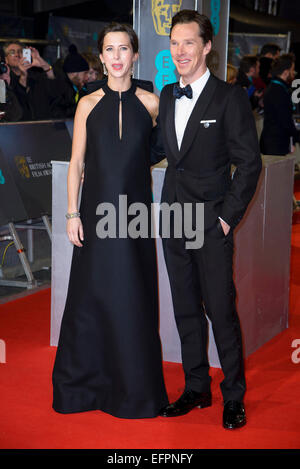 Benedetto Cumberbatch arriva sul tappeto rosso per l'EE BRITISH ACADEMY FILM AWARDS su 08/02/2015 at Royal Opera House, Londra. Persone nella foto: Sophie Hunter, Benedetto Cumberbatch's. Foto di Julie Edwards Foto Stock