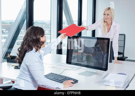 Donna che collega file office Foto Stock