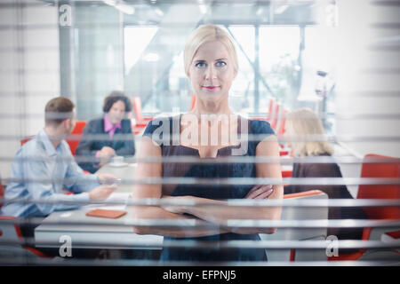 Metà donna adulta dietro la finestra Foto Stock