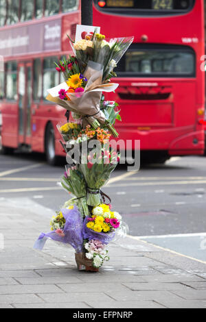 Omaggi floreali a sinistra alla scena di un ciclista fatale incidente nel centro di Londra Foto Stock