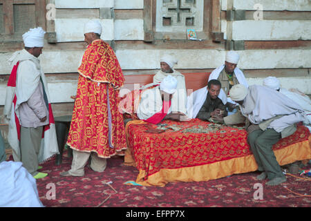 I sacerdoti vicino Yemrehanne Krestos chiesa, vicino a Lalibela, Amhara Region, Etiopia Foto Stock