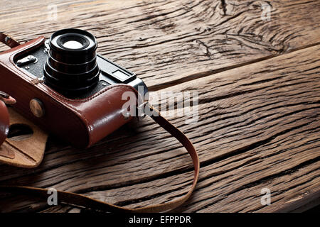 Vecchia gamma-finder fotocamera sul vecchio tavolo in legno. Foto Stock