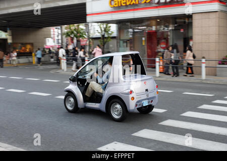 Una piccola auto - la super-compatta Toyota OCM veicolo elettrico (VE). Foto Stock