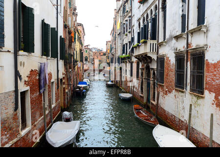 Gondole viaggiare fino ai canali di Venezia, Italia