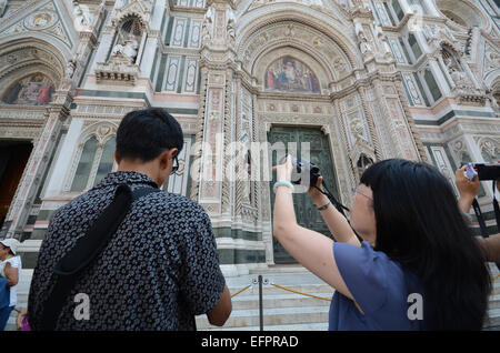 Turisti asiatici presso il Duomo di Firenze, Italia Foto Stock