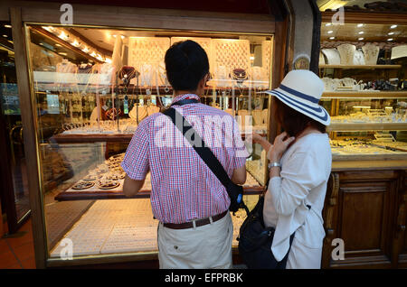 Gioiellerie a Ponte Vecchio, Firenze Italia Foto Stock