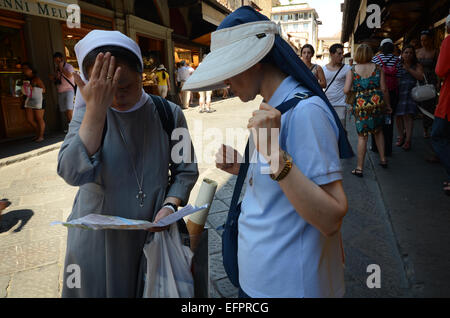 I turisti di trovare il loro senso intorno a Firenze Ponte Vecchio Firenze Italia. Foto Stock