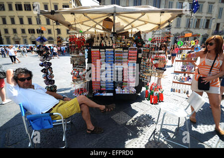 Cartolina venditore al Duomo di Firenze, Italia Foto Stock